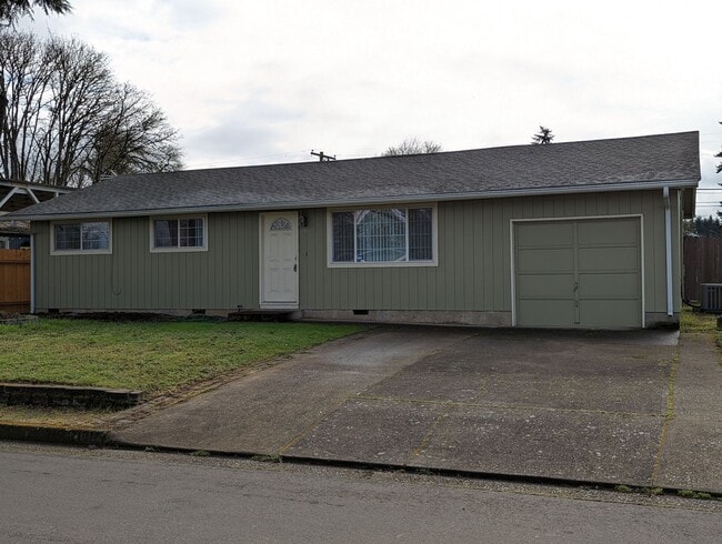 Building Photo - Beautiful 3-Bedroom, 2-Bath Home With Larg...