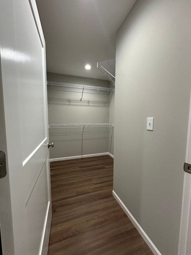 Building Photo - 1121-MF4-E