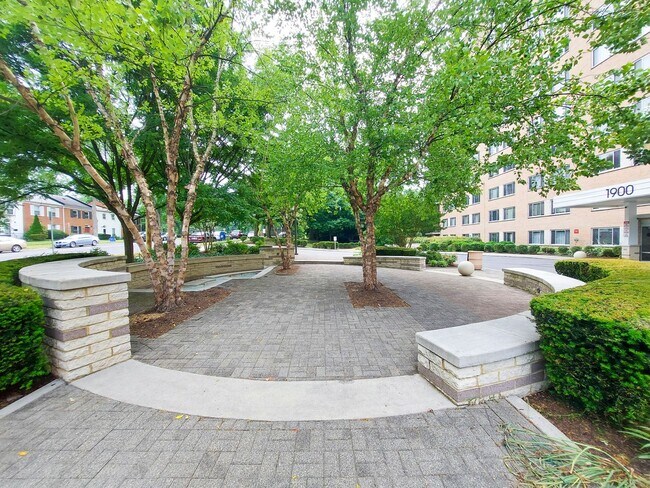 Building Photo - Spacious 1br/1bth Condo minutes from Downtown Silver Spring! GARAGE PARKING INCLUDED!!!