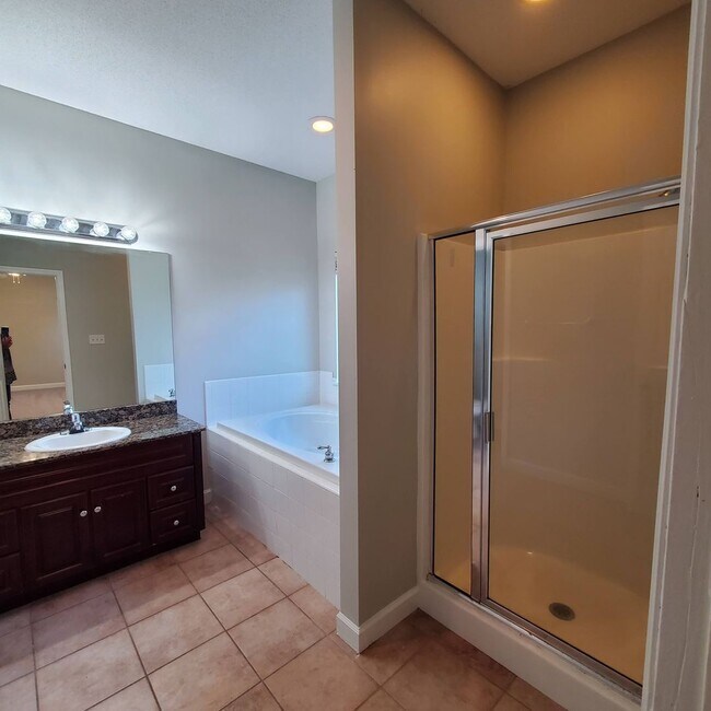 Building Photo - Luxurious and Spacious 3BR/2BA Rental Home...