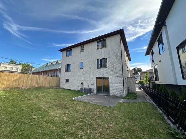 Building Photo - 407 Jane St