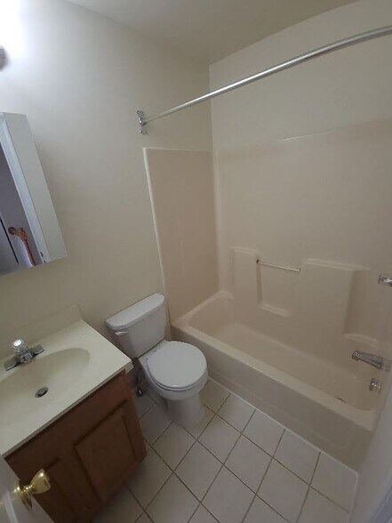 Shared Full Bathroom - 527 Upland St
