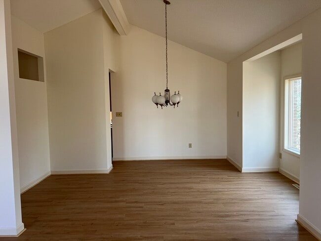 Building Photo - 303 Lake Pointe Dr