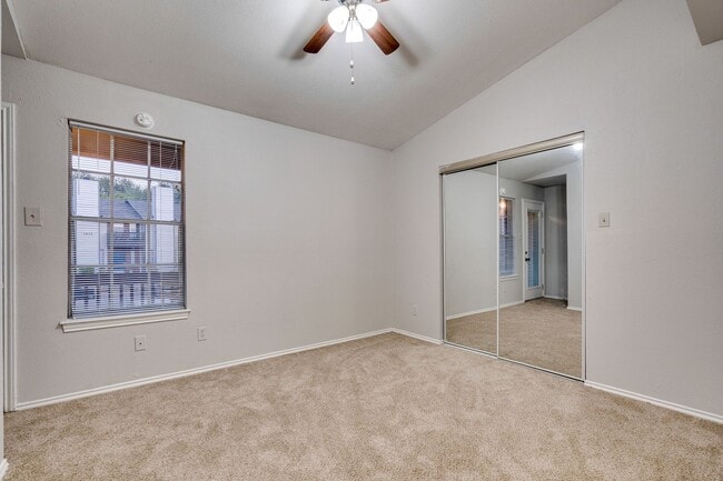 Building Photo - Uptown Townhome - 2BD / 2.5BA - Near Downt...