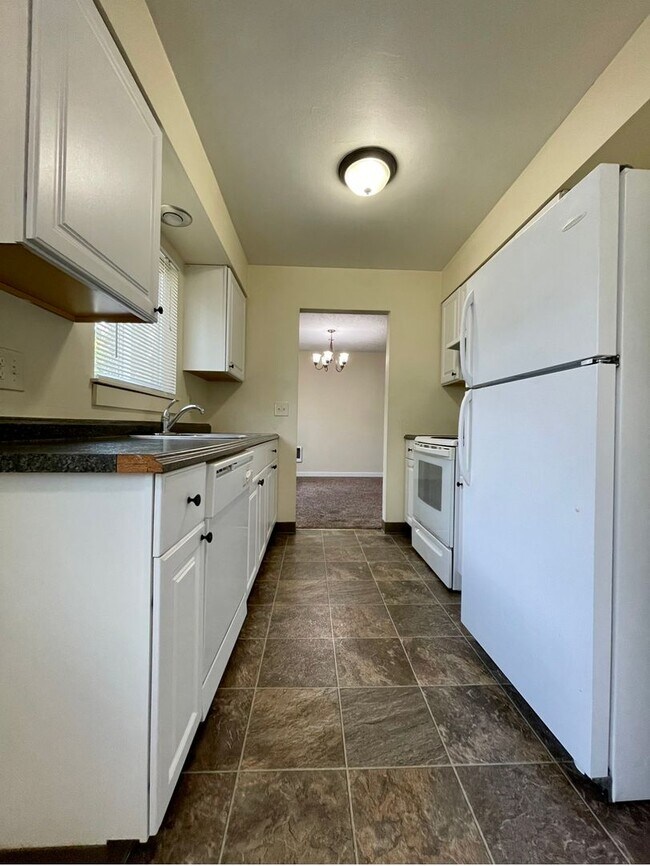 Building Photo - **FREE FIRST MONTH'S RENT** Montavilla 2 Bedroom Upstairs Apartment w/ A/C and Off Street Parking...