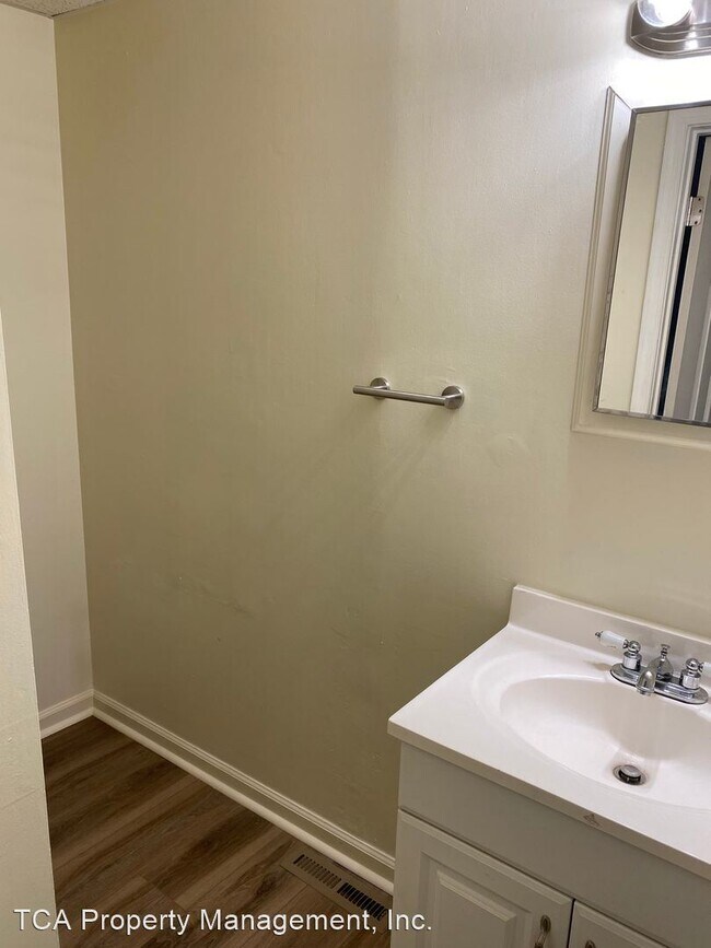 Building Photo - 3 br, 1.5 bath House - 1857 Simons Court