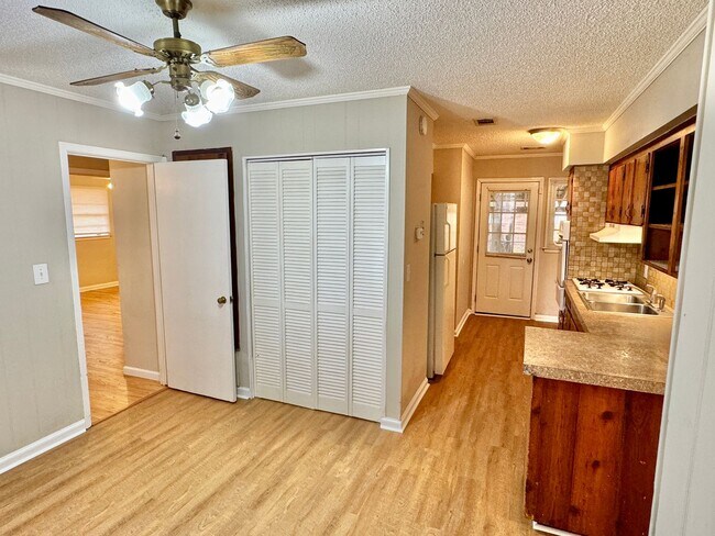 Building Photo - Adorable 3-Bedroom Home in Lakeview Heights