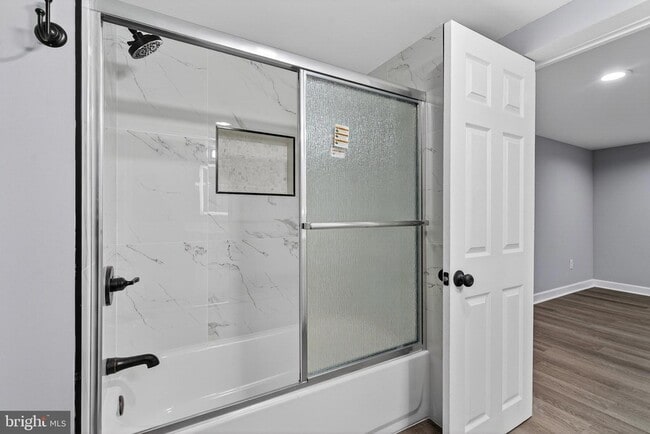 Building Photo - 2403 Kingsway Rd