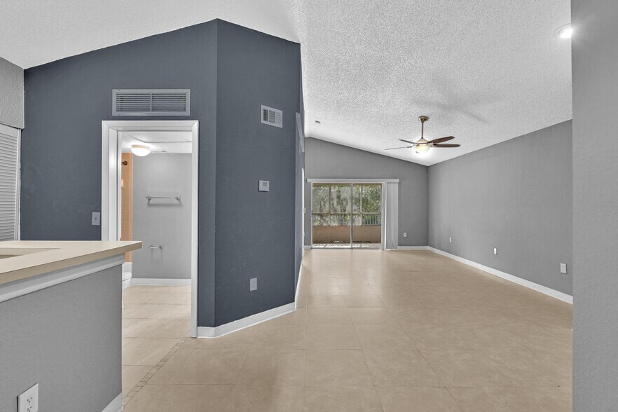 Building Photo - 2850 N Oakland Forest Dr