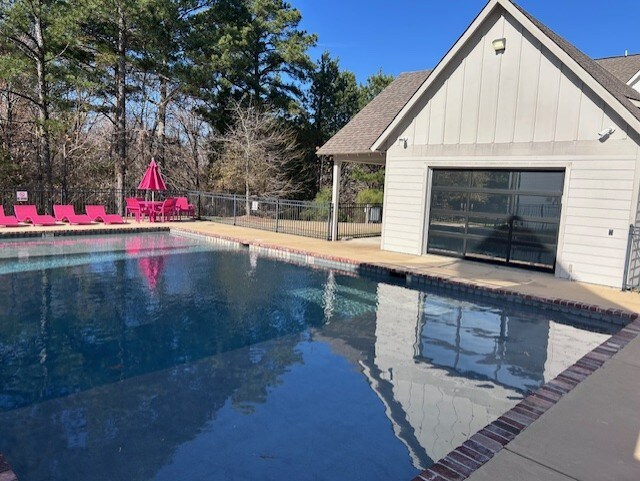 Building Photo - 1200 Taylor Cottage Cove