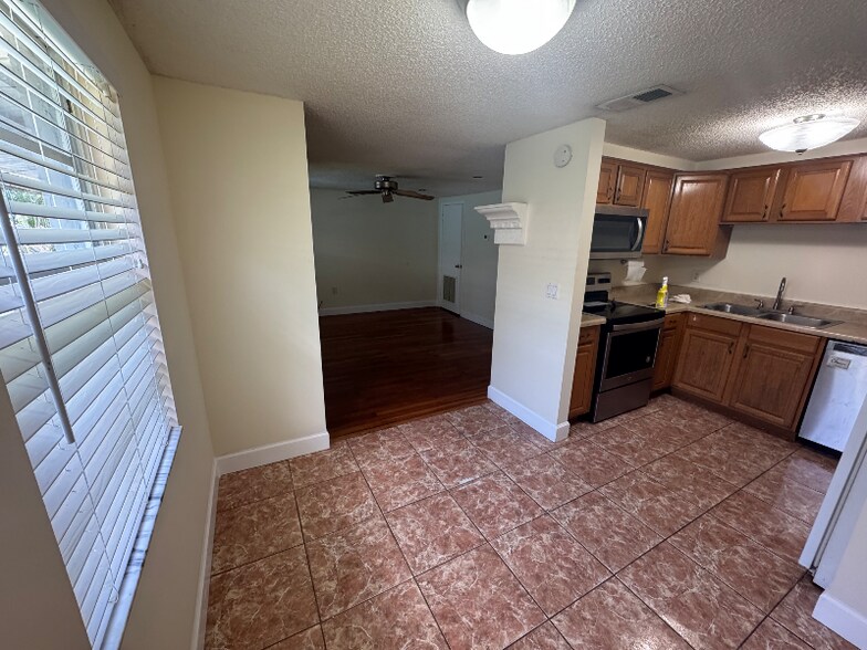 Building Photo - 6807 S Juanita St