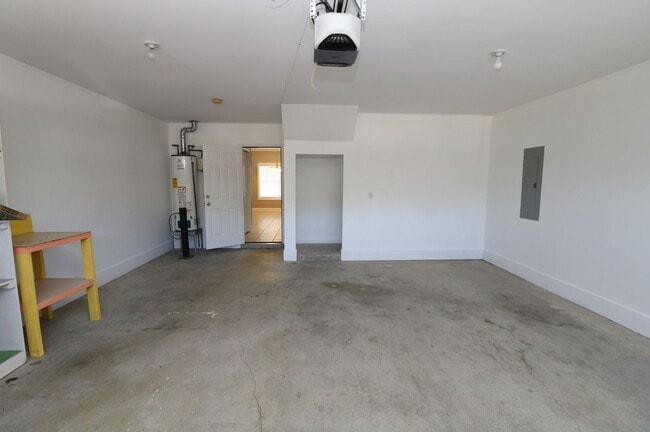 Building Photo - GREAT RENTAL IN FOX HOLLOW SUBDIVISION!
