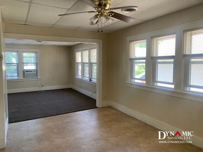 Building Photo - Upper Level 2 Bedroom, 1 Bathroom Duplex