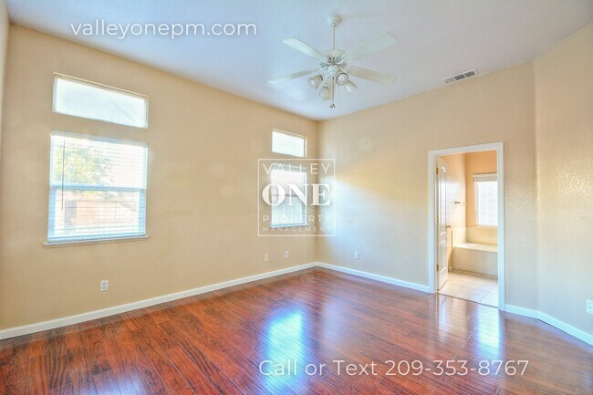 Building Photo - Charming 4 bedroom, 2 bath single story ho...