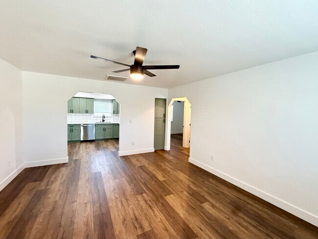 Building Photo - Newly Remodeled 2 bed 1 bath!
