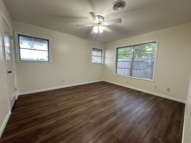 Building Photo - 711 E Locust Ave