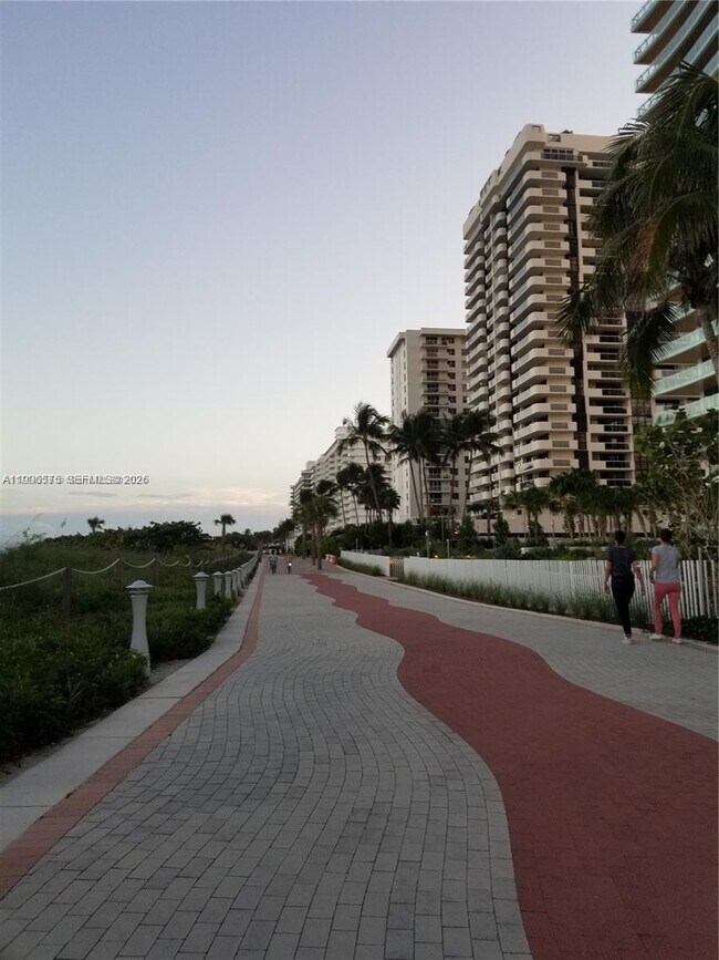 Building Photo - 5825 Collins Ave