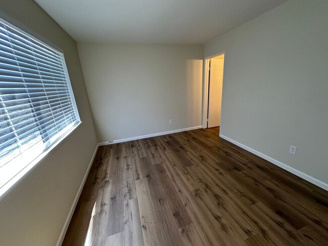 Building Photo - 3-bedroom, 2 car garage, dishwasher, stove...