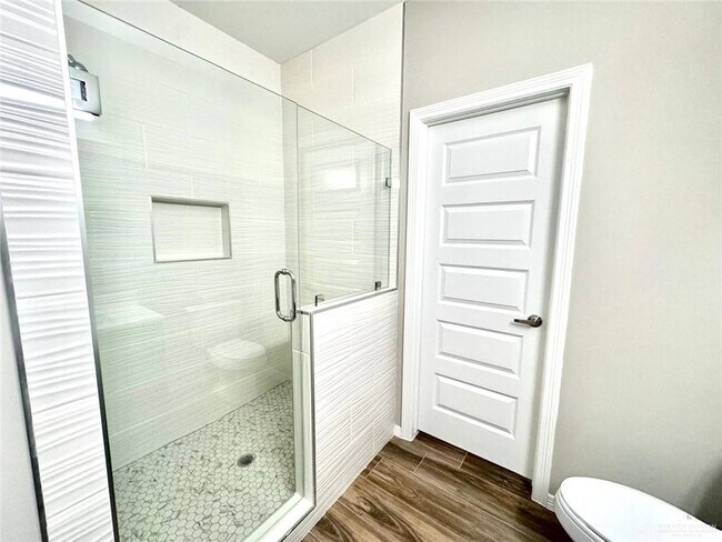 Building Photo - 14 E Walnut Ave