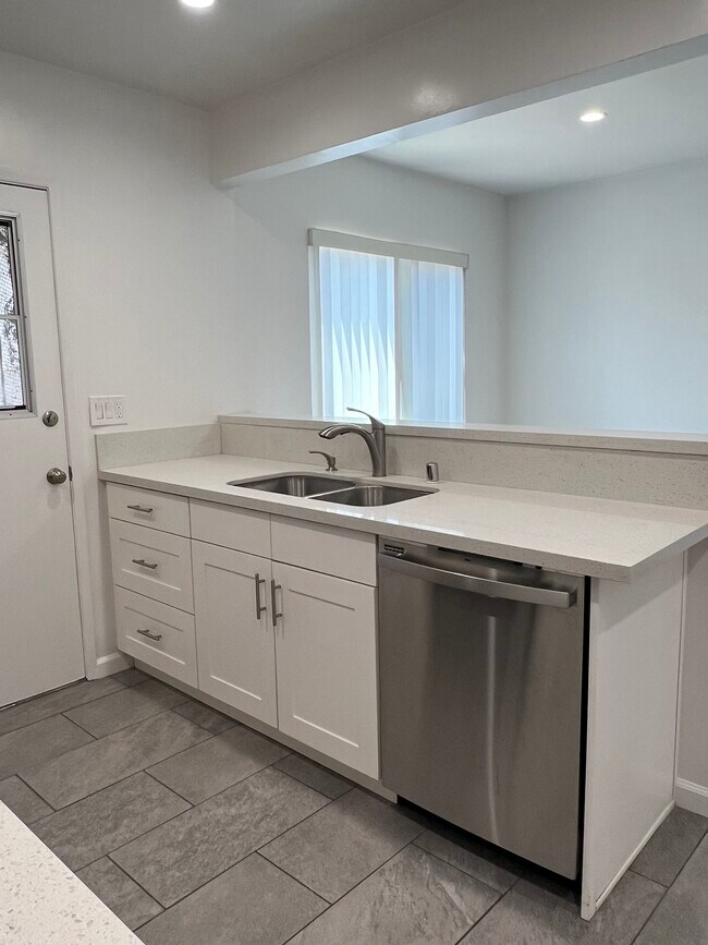 Kitchen sink & Dishwasher - 319 Mariposa Ave