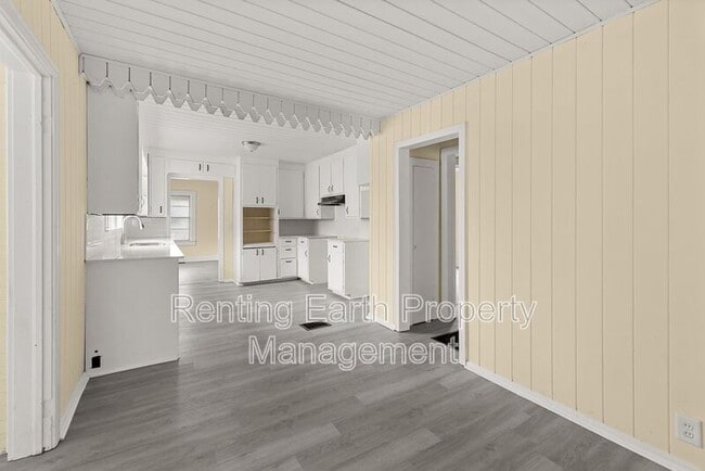 Building Photo - 2419 Circle Dr