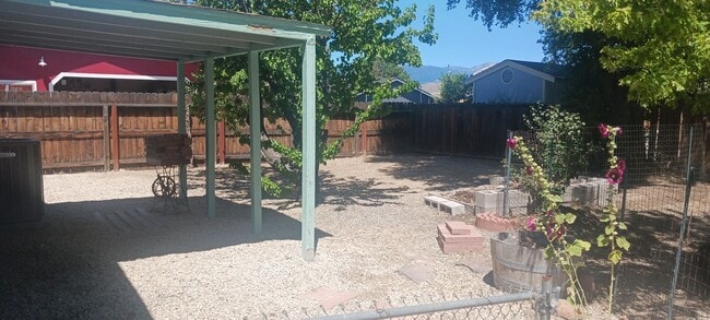 Building Photo - Updated 3 bedroom with A/C and Yard