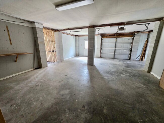 Building Photo - Elevated Four Bedroom in Rivertowne Countr...