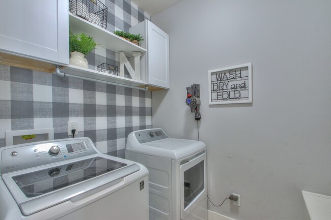 Building Photo - 1113 Camden Cir