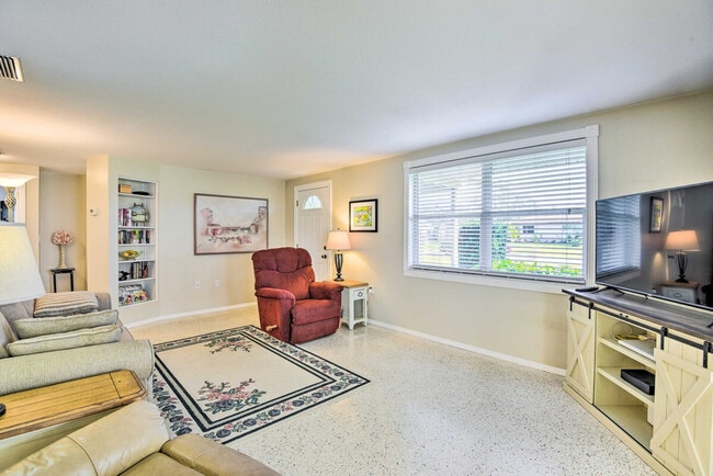 Building Photo - 896 S Venice Blvd