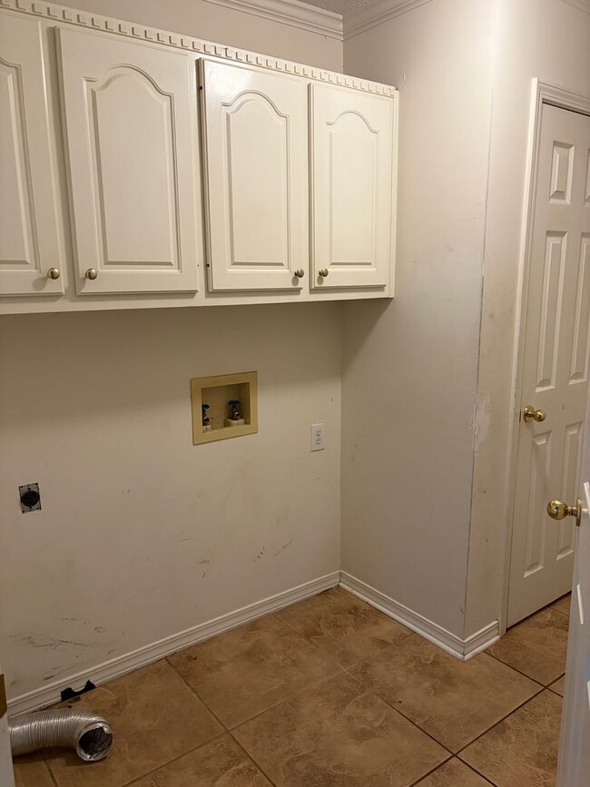 Building Photo - 2 story 3 bed/ 2.5 bath home