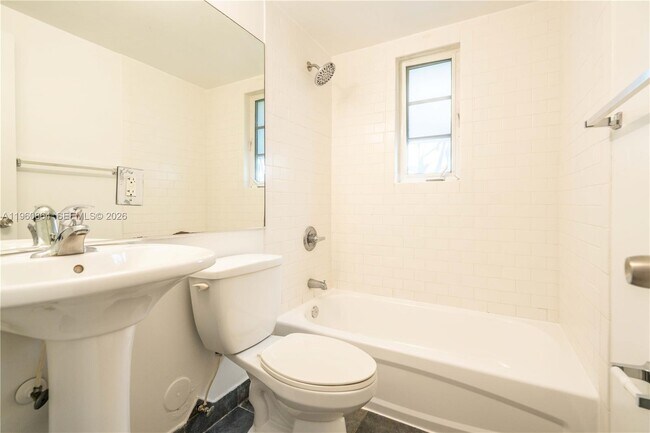 Building Photo - 1011 Bay Dr