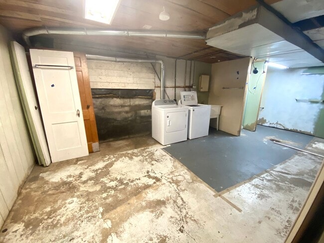 Building Photo - 5 bed 1.5 Bath Single Family Home! Near NDSU!