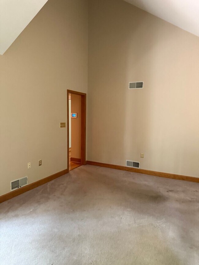 Building Photo - 1531 E Strohm Dr