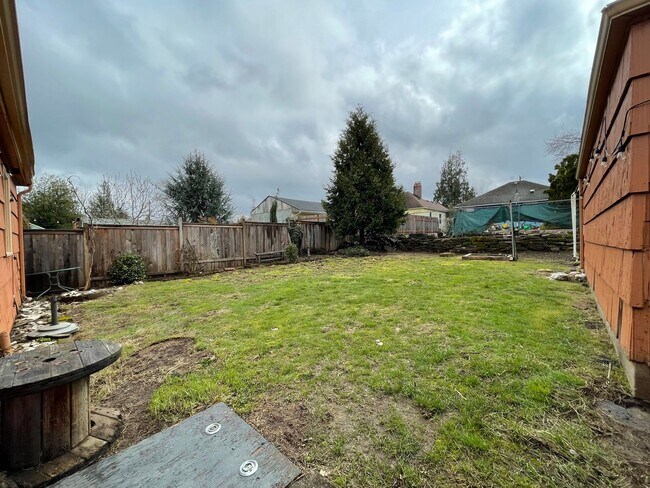 Building Photo - 2Bd 1 Ba Classic NE Portland Home With Fenced Backyard! Washer/Dryer Hookups.