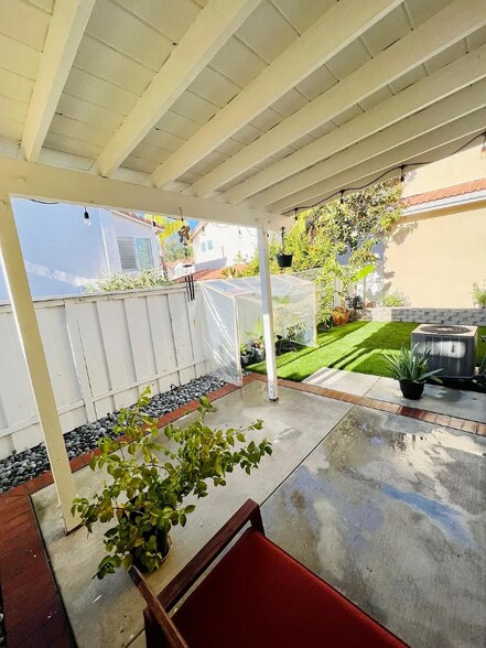 Building Photo - 11667 Compass Point Dr N