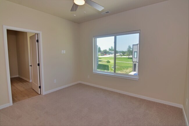 Building Photo - 14 Crosby Park Dr