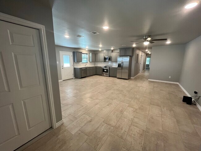 Building Photo - 301 Root Ave