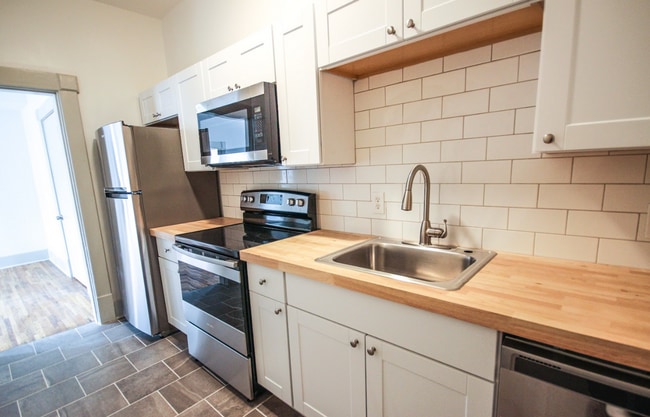 Building Photo - Now Available! 2 Bedroom 1 Bathroom in Hig...