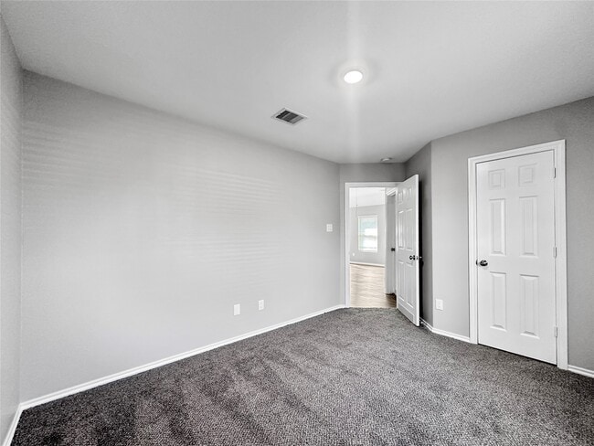 Building Photo - 937 Silver Birch Br