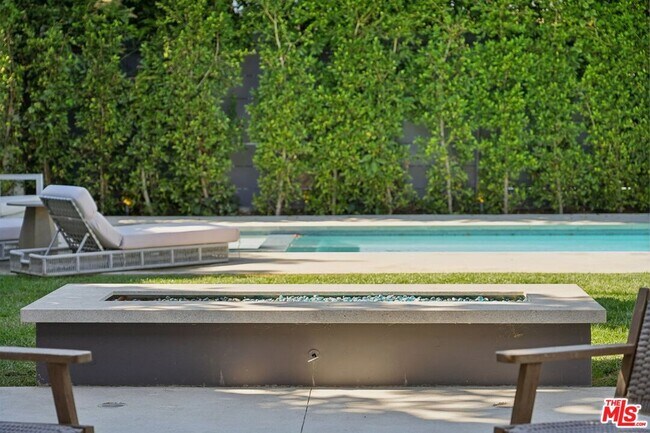 Building Photo - 731 N Curson Ave