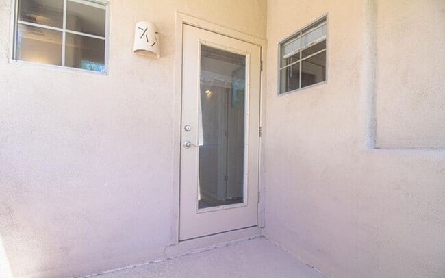 Building Photo - Gorgeous 2/2.5 condo for rent in Scottsdale.