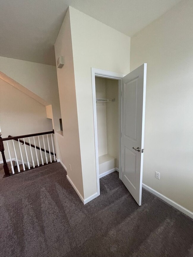 Building Photo - Gorgeous 3 BD/ 2.5 BA Townhouse Available ...