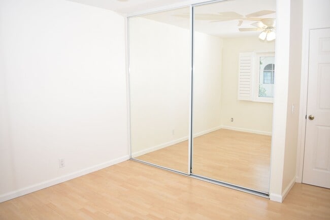 Building Photo - Flooring throughout 3 bd 2.5 ba Condo (San Diego, 92122)