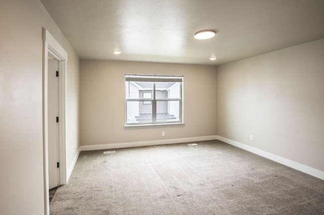 Building Photo - MODERN 4 BED 3 BATH TOWNHOME IN SUGAR CITY