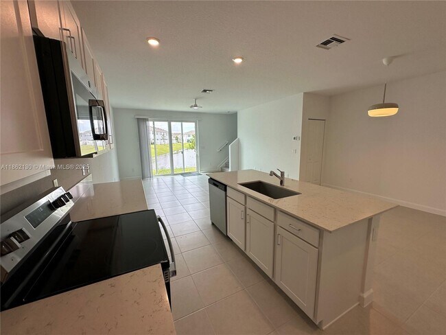 Building Photo - 402 SE Crossoak Ln