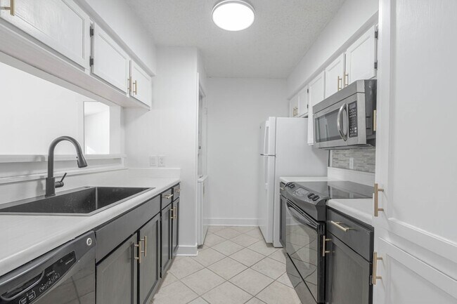 Building Photo - 2277 S Kirkwood Rd