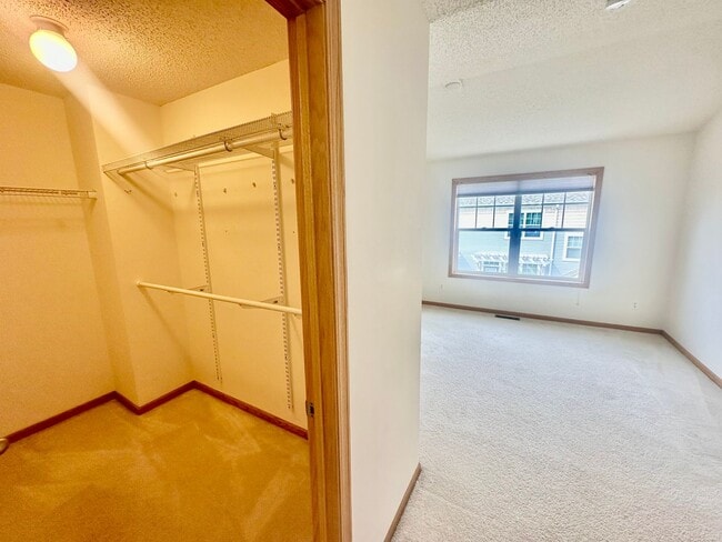 Building Photo - Gorgeous X-Large 4 Bedroom Townhome in Maplewood!