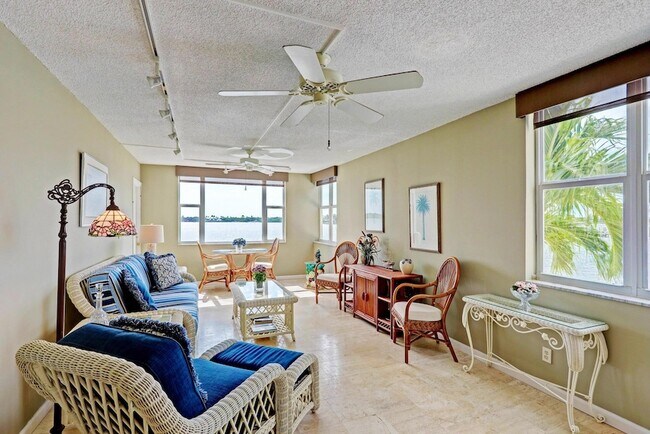 Building Photo - 1820 New Palm Way