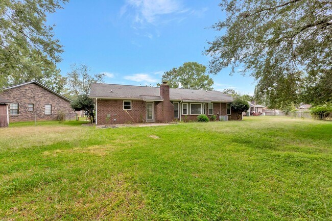 Building Photo - Charming Single-Story Home with Huge Backy...