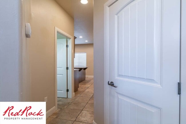 Building Photo - Beautiful Southgate Townhome!